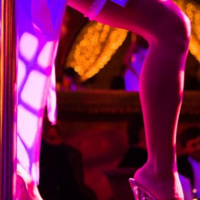 Stripteuze din România și Moldova, l-au „ușurat“ de bani pe un canadian în vizită în Malta. „Cadou“ inedit de aniversare a căsniciei