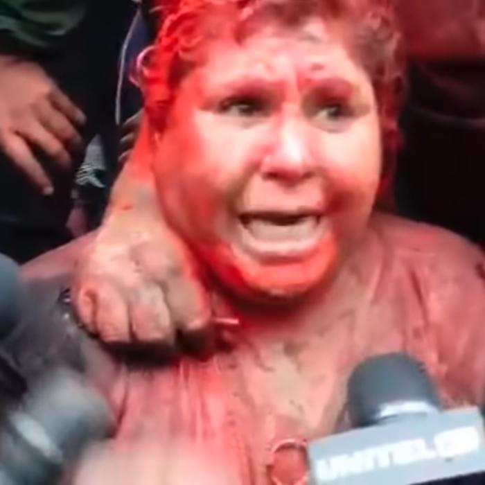 Moartea a doi protestatari, răzbunată brutal: Primarul a fost târât pe străzi, vopsit în roșu, tuns cu forța și obligat să-și semneze demisia (VIDEO)