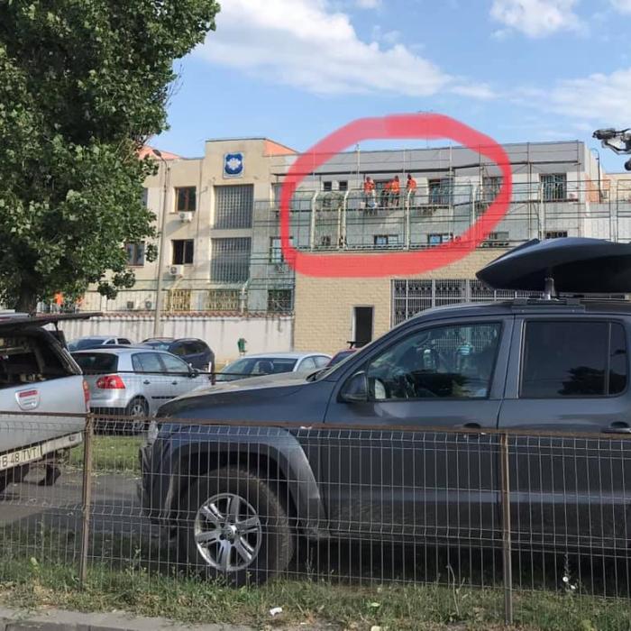 ALERTĂ la Penitenciarul Rahova: Patru polițiști și un deținut, transportați la SPITAL