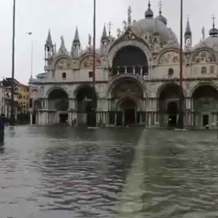 A sunat ALARMA în Veneția: Cea mai înaltă maree din ultimii 50 de ani a provocat haos - VIDEO