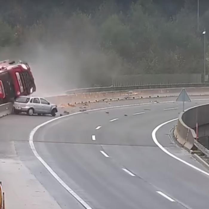 Momentul în care un ȘOFER de TIR își SACRIFICĂ viața pentru a SALVA un alt conducător auto. IMAGINI ȘOCANTE! (VIDEO)
