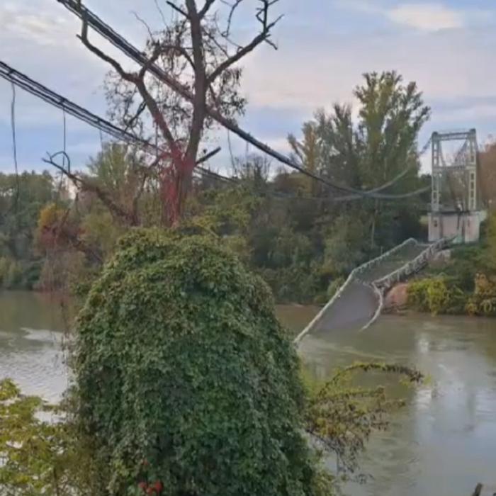 Franța. Un pod s-a PRĂBUȘIT cu tot cu maşinile care circulau pe el. Cadavrul unui tânăr, RECUPERAT. IMAGINI de la locul TRAGEDIEI (VIDEO)
