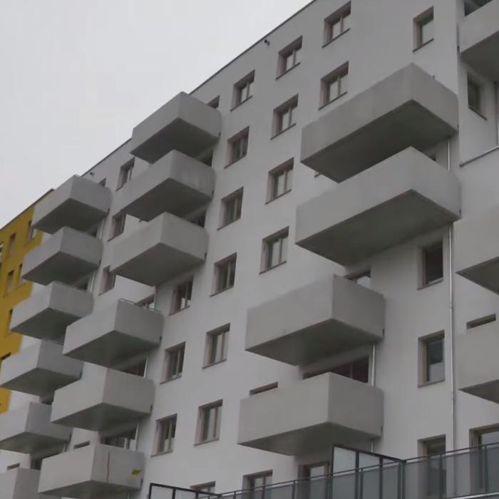 Austria. Zeci de familii de ROMÂNI au primit cheile noilor locuințe din „BLOCUL ROMÂNILOR”: „Aşa ia naştere un colţişor de Românie”