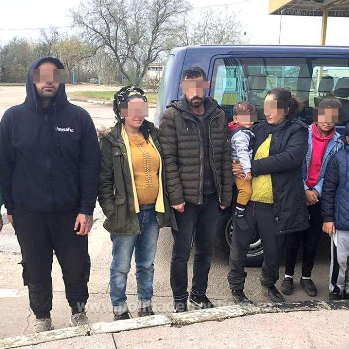 Un ROMÂN, prins transportând MIGRANȚI. Câți bani le-a luat pentru a-i duce în vestul Europei
