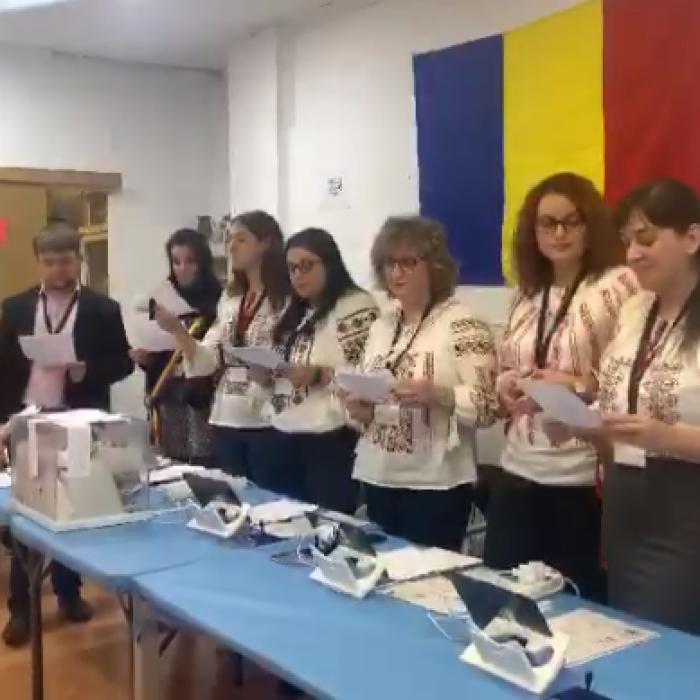 SHOW TOTAL la o secție de votare din Valencia. Românii au cântat "Vin colindătorii!" - VIDEO