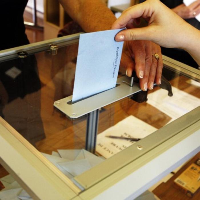 VIDEO - Concert într-o secţie de votare. Un ansamblu folcloric au oferit un SPECTACOL pe cinste înainte de vot