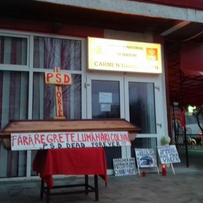 Scenă MACABRĂ la intrarea în biroul senatorial al fostei ministre Carmen Dan din Teleorman: „PSD istorie“