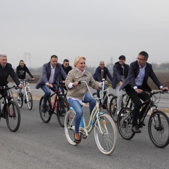 Un primar dă de PĂMÂNT cu Dăncilă: "Ați calculat câte voturi v-a costat tura cu bicla? Unge lanţul!"