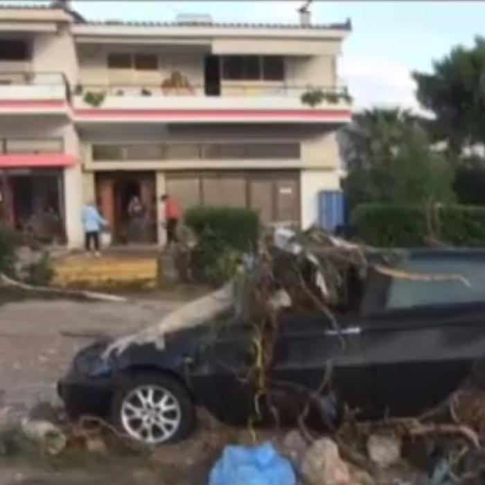 Grecia, DEVASTATĂ de INUNDAȚII. Oameni MORȚI, transporturi date peste cap și șosele BLOCATE de STÂNCI