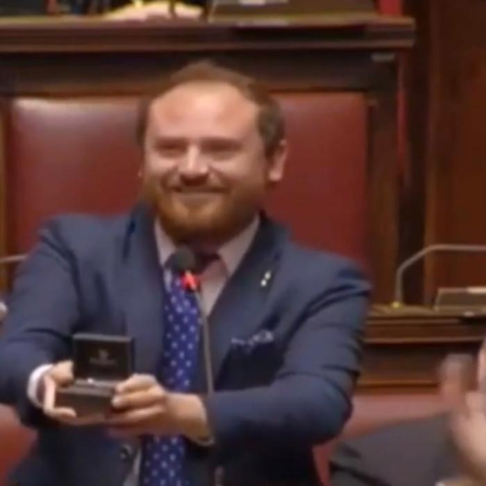 Italia. Un DEPUTAT și-a cerut iubita de SOȚIE în PLENUL Parlamentului. Ce a urmat este INCREDIBIL (VIDEO)