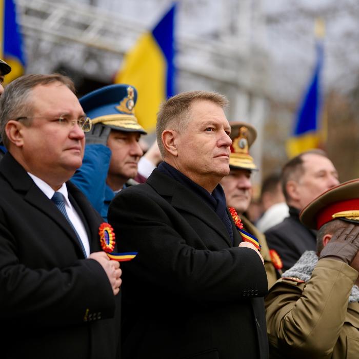 Gestul făcut de Klaus Iohannis la finalul paradei militare. Ce le-a spus unor copii (FOTO)