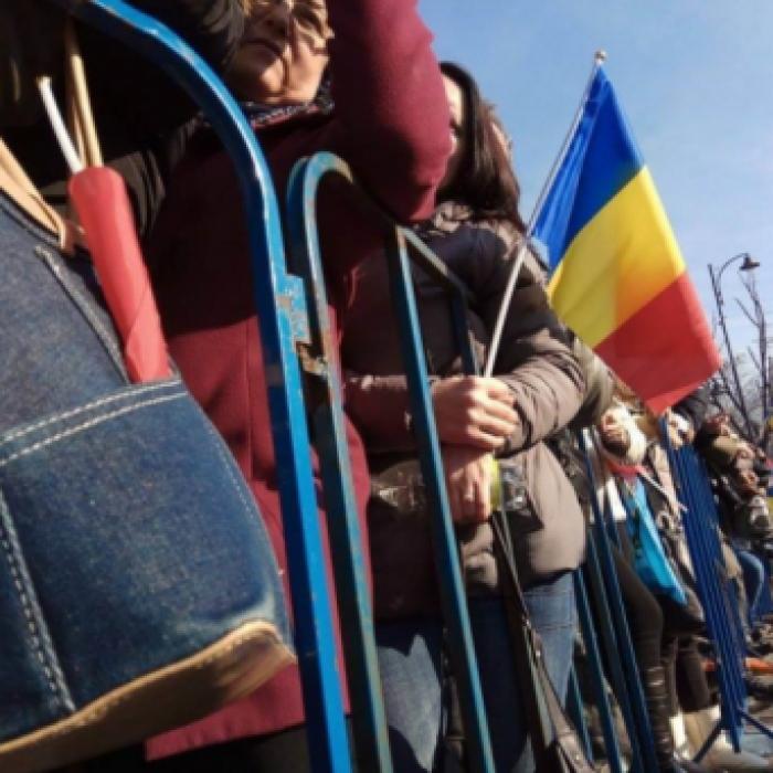 Mesajul unei ROMÂNCE, de Ziua Națională: „România, eu sunt fetița care și-a privit sora cum împachetează și pleacă departe”