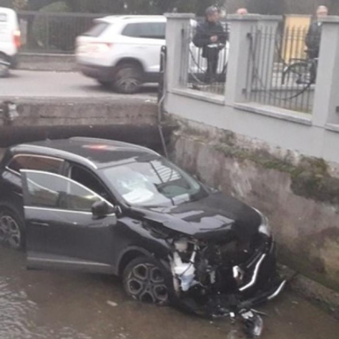 Italia. Amendă URIAȘĂ pentru un român care a băut și a plonjat cu mașina în canal