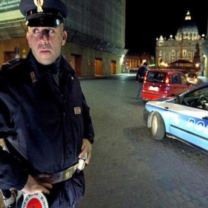 ITALIA: Cum a făcut un „polițist“ român rost de bani și de cadouri de la turiștii din Roma