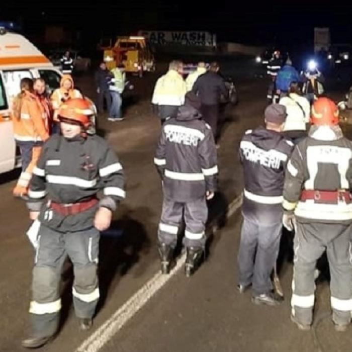 CARNAGIU. Doi ROMÂNI au MURIT după ce au intrat cu maşina într-un TIR 