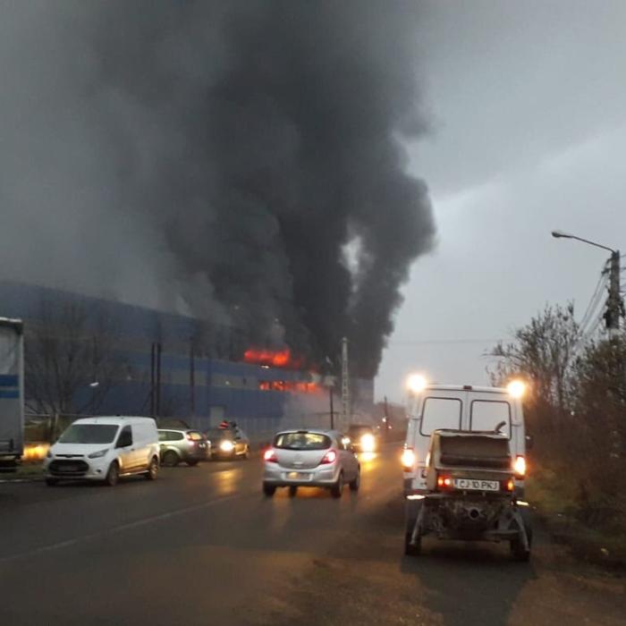 Incendiu de amploare, într-o hală industrială din Câmpia Turzii