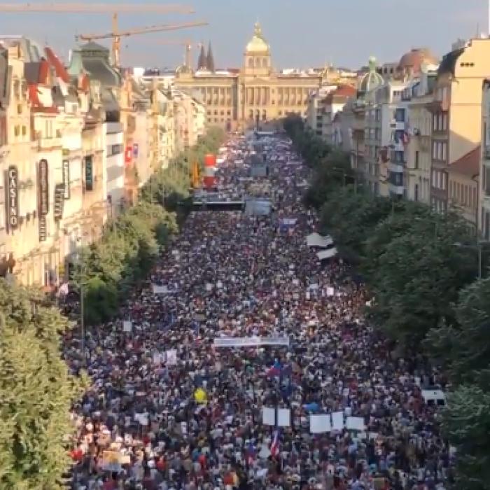 Cehia: Proteste cu mii de oameni în stradă, împotriva premierului corupt 