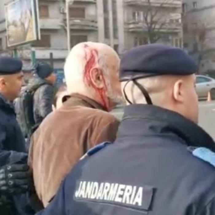 Gelu Voican Voiculescu, umplut de sânge și cu capul spart în Piața Universității. Revoluționarii l-au gonit