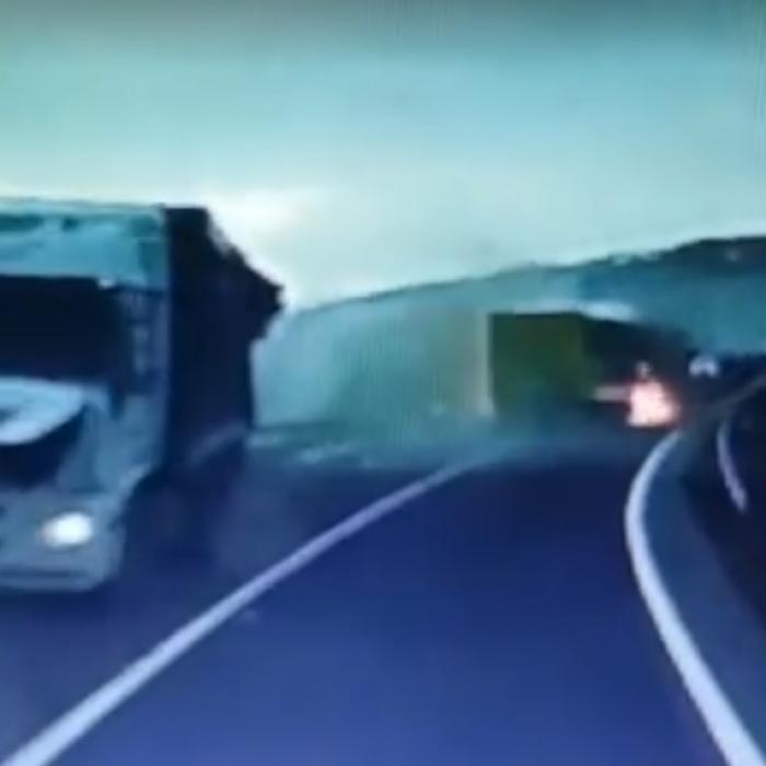 Spania. Șofer român de TIR, închis după ce a fost filmat pe autostradă. Părinții unor fete de 10 și 14 ani cer daune morale