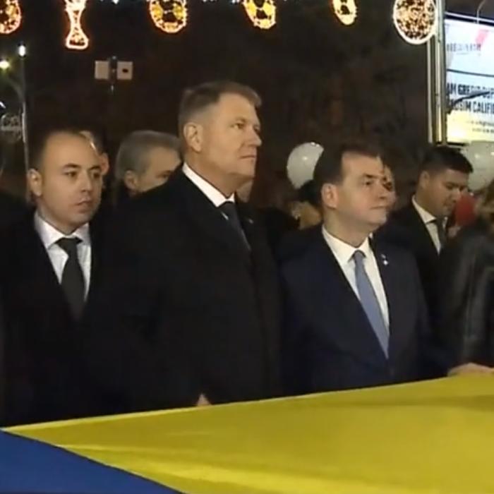  Iohannis și Orban întâmpină oamenii la marșul de comemorare a Revoluției de la Universitate (LIVE VIDEO)