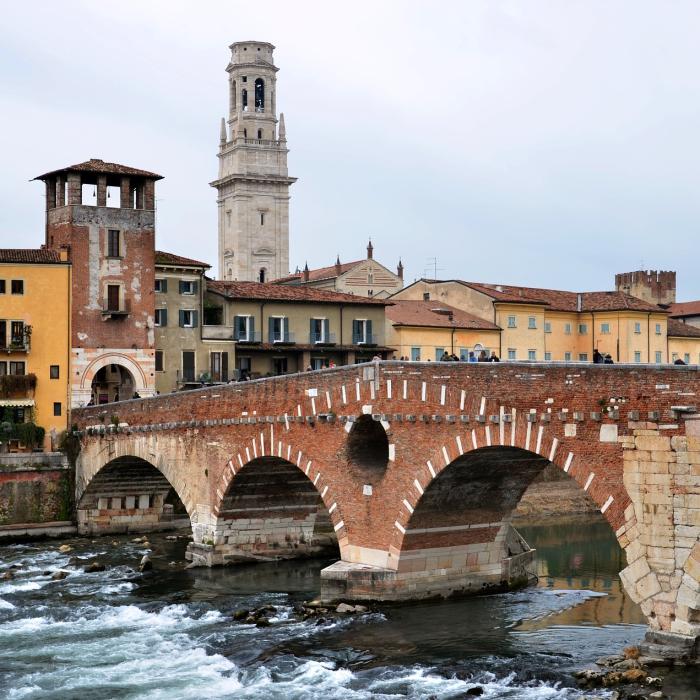 Italia. Gest disperat al unei românce: s-a aruncat în apele reci ale unui canal din Verona