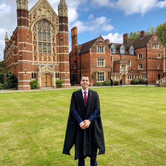 Un român este cel mai bun student din Anglia. "În țară nu am fost băgat în seamă"