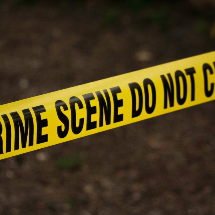 Incredibil: Polițiștii din Baia Mare au păzit un cadavru câteva ore pentru că la Medicină Legală era închis