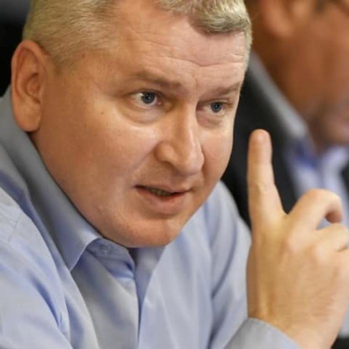 Florin Roman, urare inedită pe Facebook: "Dragnea e la pușcărie/ Dăncilă la bucătărie!"