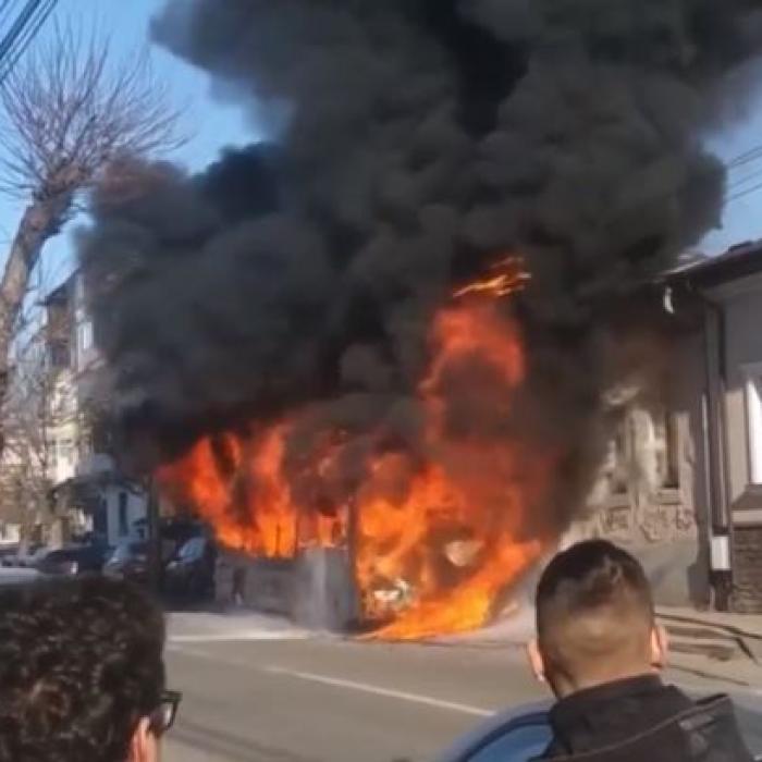 Autobuz cu pasageri români, cuprins de flăcări. Incendiul a cuprins și două locuințe. Ultima oră