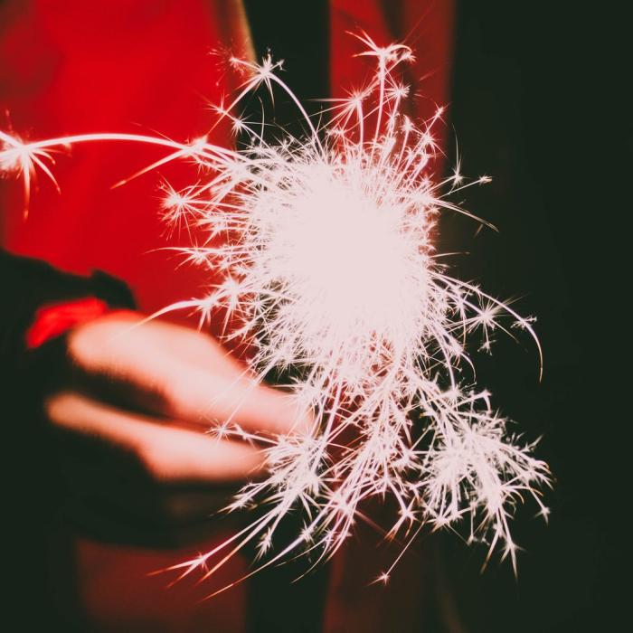 Revelionul, între tradiţii și superstiţii. Haine roșii la miezul nopţii, bani în buzunar și mulţi struguri