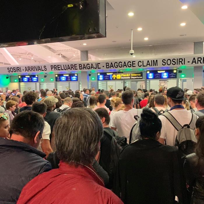Zeci de români ar putea avea parte de un Revelion ratat. Aeronava care făcea legătura între București și Dubai, întoarsă din drum