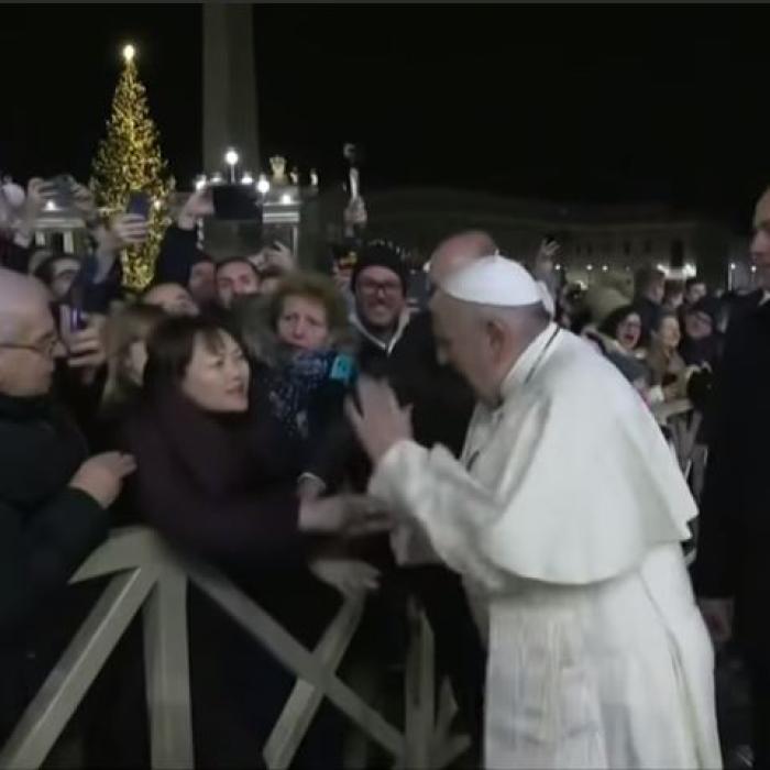 Papa Francisc îşi cere scuze după ce a lovit o femeie: "Şi mie mi se întâmplă"