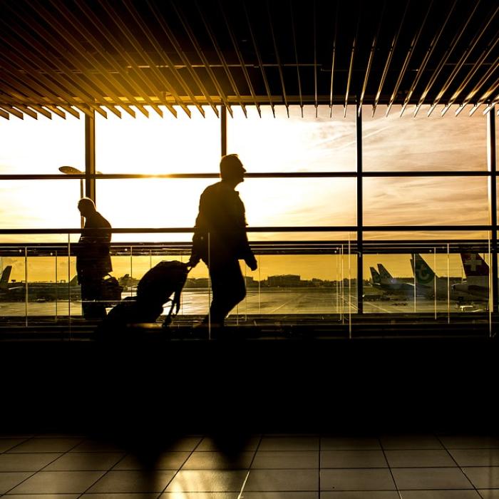 Zeci de români au petrecut Revelionul în Aeroportul Otopeni, după ce zborul a fost amânat de mai multe ori