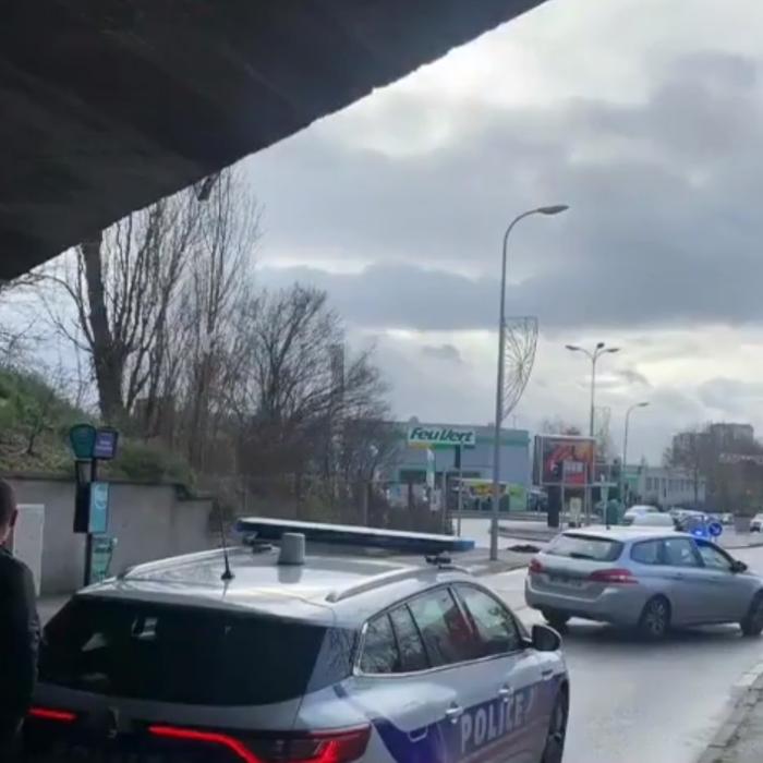 Un mort şi doi răniţi în urma atacului din Franţa. Atacatorul a fost împuşcat