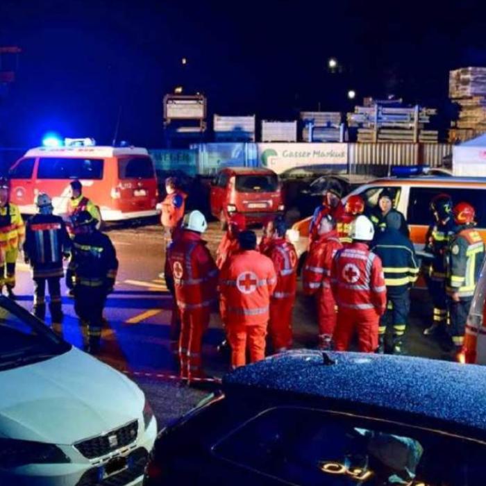 Carnagiu în Italia. O mașină a intrat în plin într-un grup de tineri: 6 morți și 12 răniți