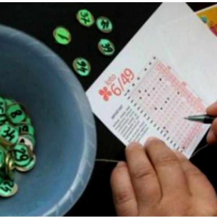 O pensionară, câştigătoarea marelui premiu la loto. Joacă de peste zece ani