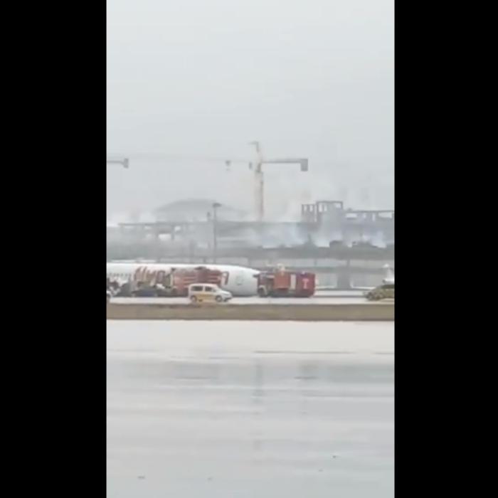 Video. Toate zborurile din Istanbul, suspendate după ce un avion a derapat şi a ieşit de pe pistă