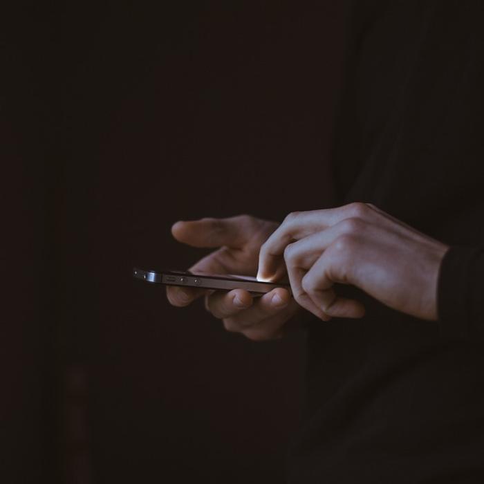 O româncă de 13 ani a primit peste 700 de mesaje anonime de ameninţare cu moartea sau cu violul