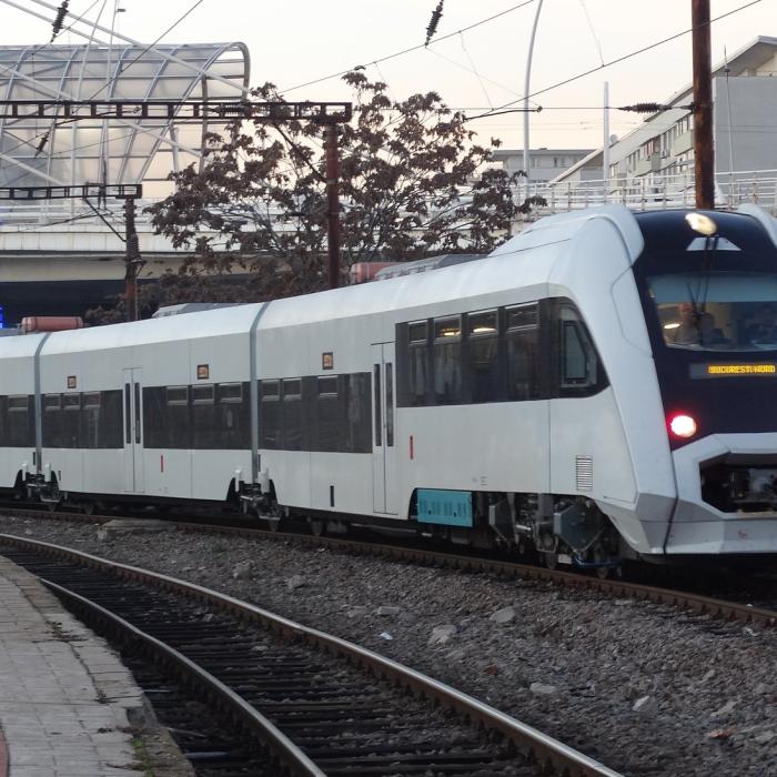 Accident grav în Suceava: Un tren a lovit o dubă, o persoană a murit