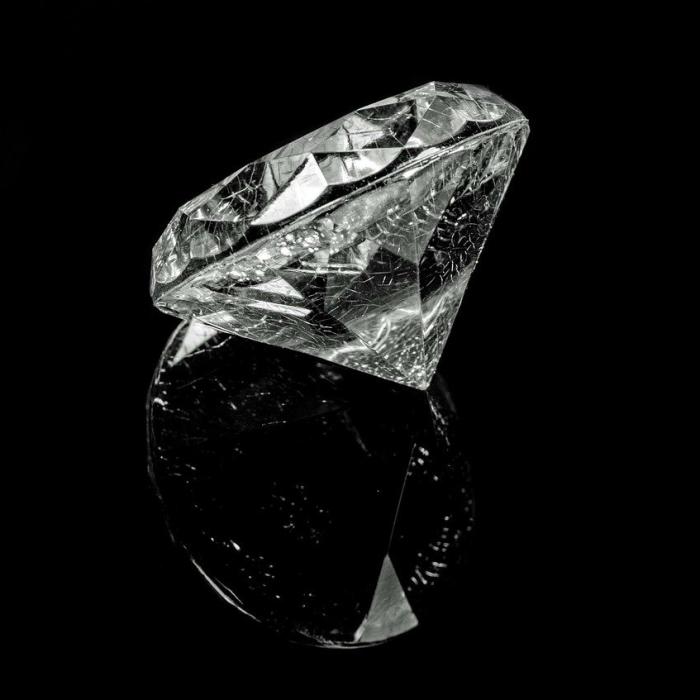 Franța. Trei români, escrocherie cu diamante de 1 milion de euro. Scenariu desprins dintr-un film de la Hollywood