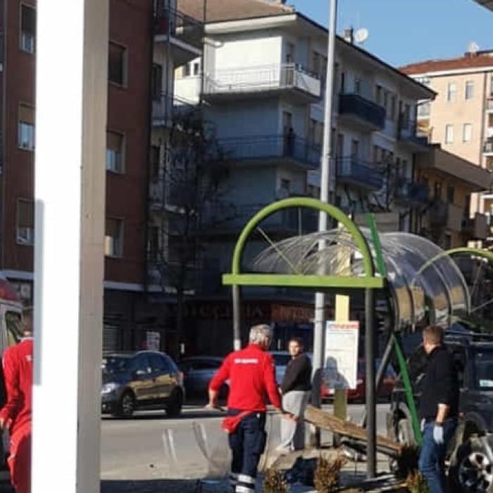 Italia. Iuliana a rămas fără un picior, după ce o mașină de teren a strivit-o în timp ce aștepta autobuzul