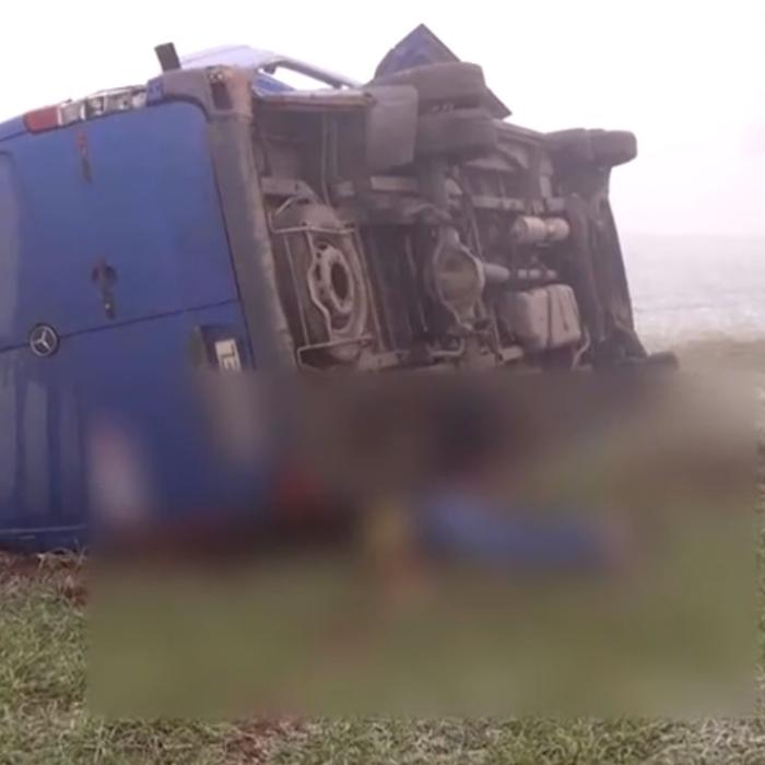 UPDATE - Oamenii prinși sub mașină au murit. Microbuz cu români, răsturnat în Constanța: 14 răniți (FOTO)