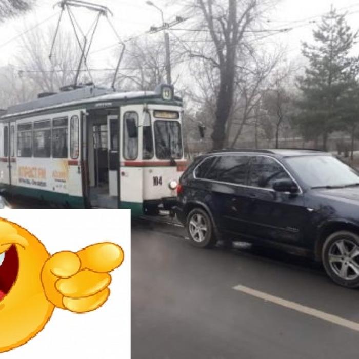 Bancul zilei: BMW-ul, tramvaiul și un milion de dolari