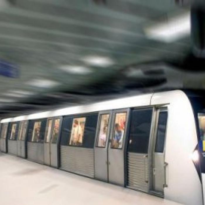 Fum gros la metroul din Bucureşti. Pasagerii se sufocau