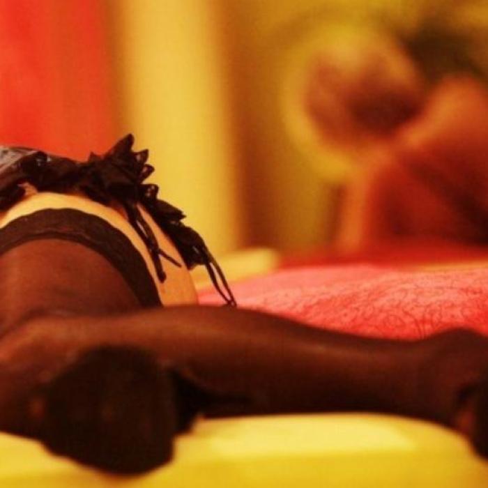 Relații intime într-o primărie, cu două minore românce. I-a adus edilului la birou o copilă răpită de la şcoală