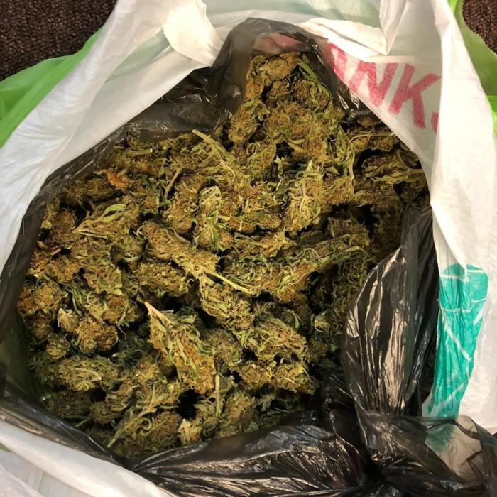 "Cadoul" din Portugalia i-a băgat la răcoare pe doi români. 8 KG de cannabis trimise cu o firmă de curierat