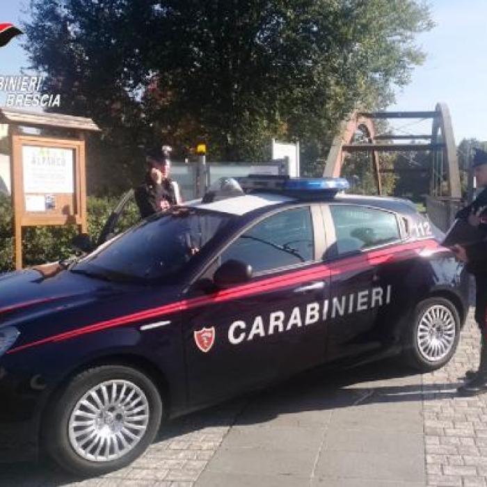 Italia. Un român care-și bătea soția a răspuns la ușă carabinierilor cu un cuțit în mână: "Plecați de aici, că vă omor!"