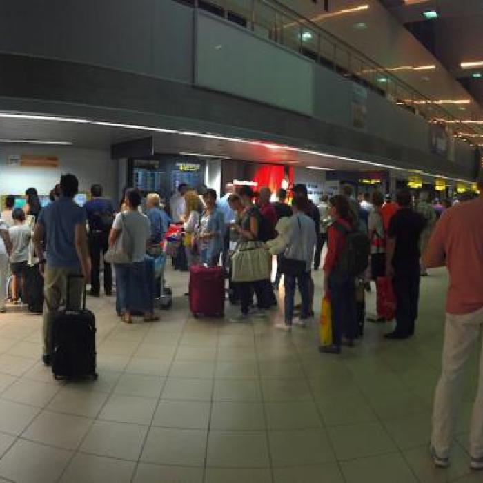 Alertă pe Henri Coandă: Pasager suspect de gripa chineză, blocat pe aeroport