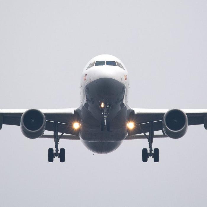 Un avion cu 83 de pasageri s-a prăbușit în Afganistan