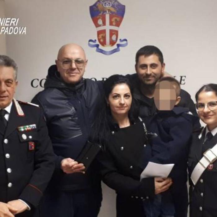 Italia. Româncă, vedetă într-o comună din Italia după ce a returnat un portofel plin de bani găsit pe stradă